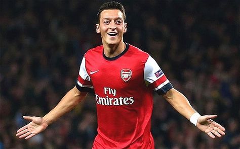 What is the Salary/Income of Mesut Özil in 2024?